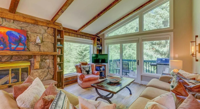 Mountain-view Vail Condo w/ Balcony + Gas Grill!, Забронировать Апартаменты/квартира Вейл Roosevelt National Forest, рядом с Vail Racquet Club