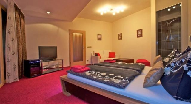 Hotel Garni Klaret, Забронировать Отель Вальтице Lednicko - Valticky areal, рядом с Colonnade na Reistně