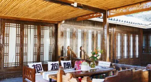 Кровать в общем номере Lijiang Ancient City Xishan Tea House Inn
