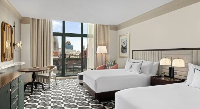 Четырёхместный номер Premier с балконом и с видом на город Omni Severin Hotel