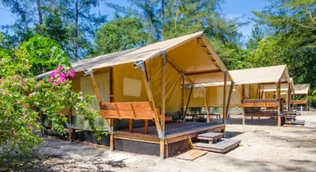 Тент рядом с пляжем Ara Dinawan Island Resort