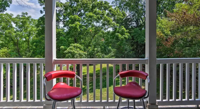 Blue Ridge Mountains Cottage w/ Pergola & Fire Pit, 预订 度假屋 亨德森维尔 北卡罗莱纳州