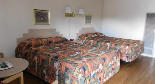 Четырёхместный номер Standard Royal Host Motel