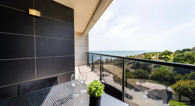 Апартаменты Primera línea de mar con piscina, gimnasio y parking 2 hab y 2 baños