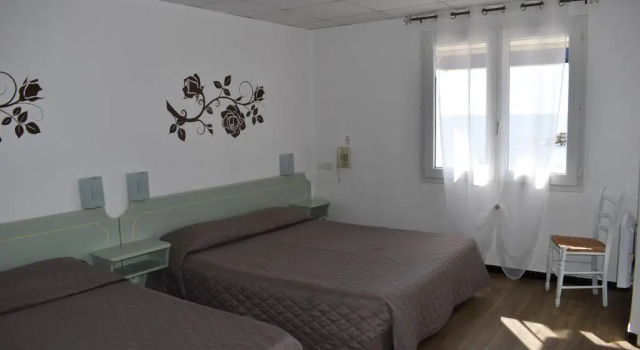 Четырёхместный номер Standard с балконом Hotel Camille