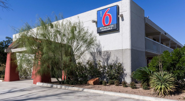 Motel 6 Uvalde, TX
