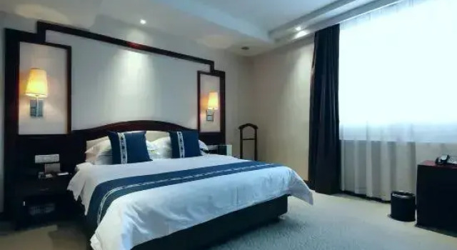 Люкс Deluxe Royal Plaza Hotel