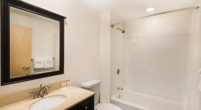 Двухместный номер Standard Howard Johnson by Wyndham Quincy/ Boston