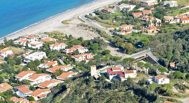 Apartment With one Bedroom in Messina, With Wonderful sea View, Furnished Balcony and Wifi - 100 m From the Beach, Забронировать Апартаменты/квартира Отели Gazzi с парковкой, Парковка