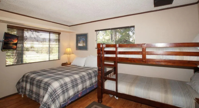 Black Bear, Buchen Sie Ferienhaus Hotels in Big Bear Lake mit Parkplatz, Parkplätze