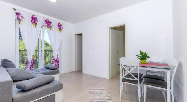 Amazing Apartment in Omis With 3 Bedrooms and Wifi, Rezerwuj Apartament Hotele w Split-Dalmatia County z parkingiem, Parking
