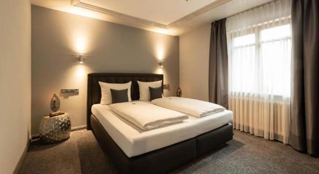 Полулюкс Hotel & Restaurant Becher