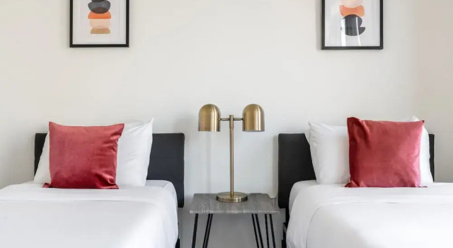 Kasa Comfy 2 BD Gym Access Alexandria, Забронировать Отель Александрия Washington DC Metropolitan area, рядом с Del Ray Farmers Market