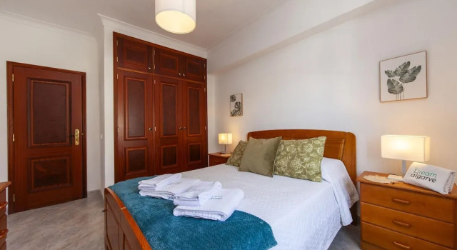 W 02 - Bedroom 2 in Topside Luz Guesthouse, Забронировать Апартаменты/квартира Апартаменты Алгарви, Апартаменты/квартира