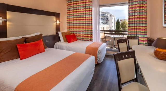 Трёхместный номер Standard с балконом The Originals City, Hôtel Galaxie, Nice Aéroport