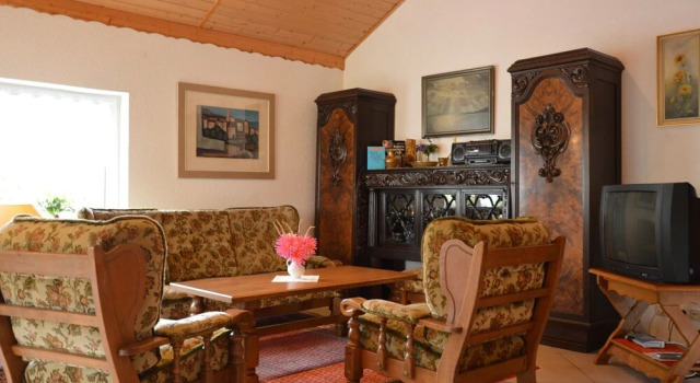 Cozy Holiday Home with Garden in Gees