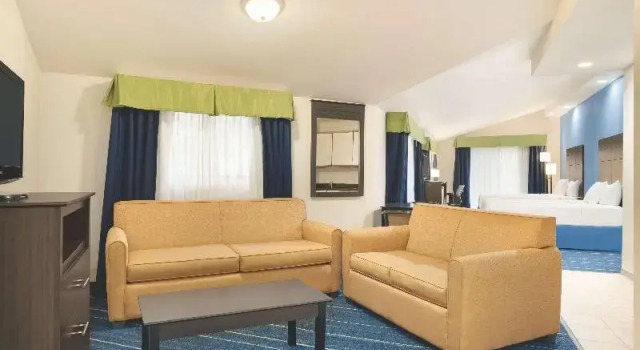 Люкс Deluxe Days Inn by Wyndham Tamworth