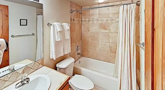 Номер Standard с 2 комнатами с балконом 4 O Clock Ski Run Spacious 2 Bedroom Rental - Half Block from Snowflake Lift!