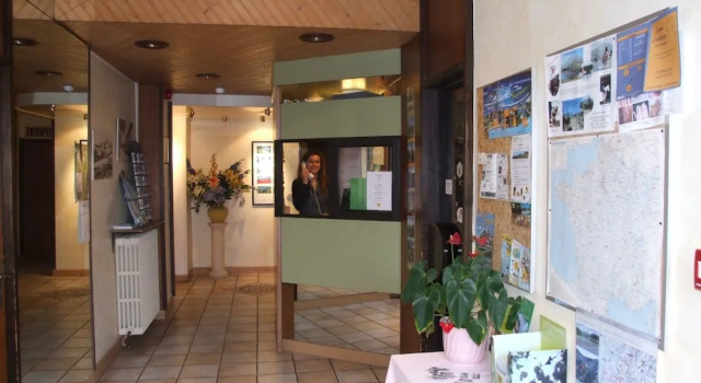 Hôtel Azur, Book Hotel Hoteller i Rhône-Alps med parkering, Parkering