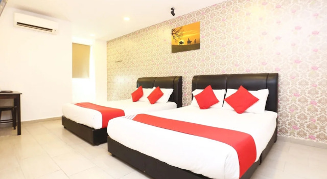 Четырёхместный семейный люкс OYO 718 MR J Hotel Wakaf Che Yeh 1