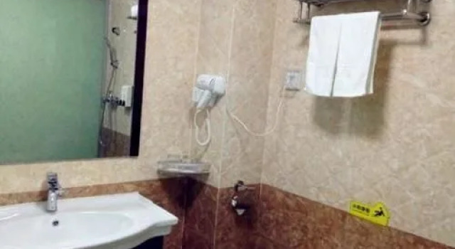 Xingyang Guoren Holiday Hotel, Book Hotel Xingyang Henan