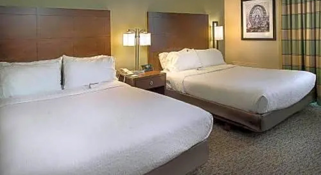 Четырёхместный номер Standard Drury Inn & Suites St. Louis Forest Park