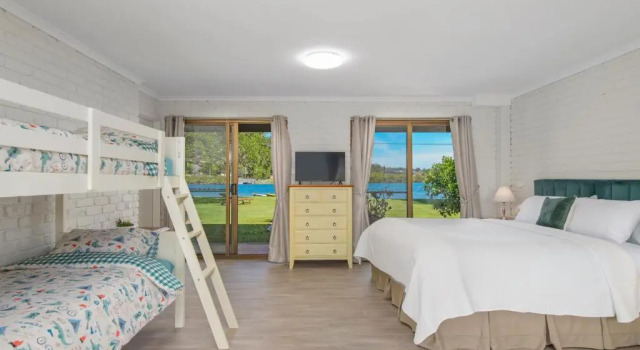 Punt House - riverfront home with ramp access, Rezervovat Hotel Dunbogan Northern Rivers