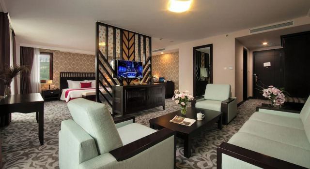 Люкс с балконом и с видом на горы Swiss-Belresort Tuyen Lam