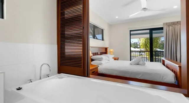 Bright 3-bedroom Beachside Stay With Pool & BBQ, Book Lejlighed Trinity Beach Cairns Beaches