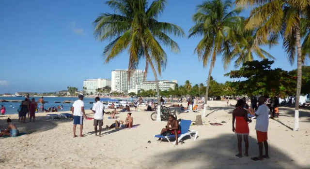Апартаменты Beach One Bedroom Suite 13