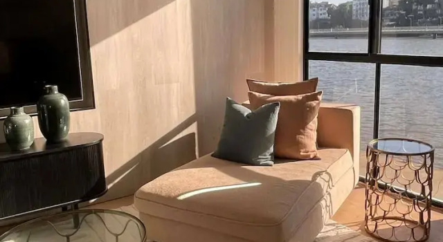 Luxury Penthouse Houseboat n the Heart of the City, Забронировать Дом для отпуска Коттеджи Брисбна, рядом с Паромный терминал Sydney Street, Коттедж