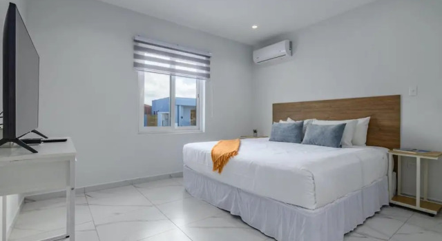 Brand New 3BR 2BA w Private Pool Near Palm Beach, Varaa Hotelli Hotellit Palm Beach. pysäköinnillä, Pysäköinti