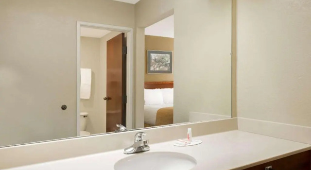 Номер Standard Days Inn by Wyndham Norton
