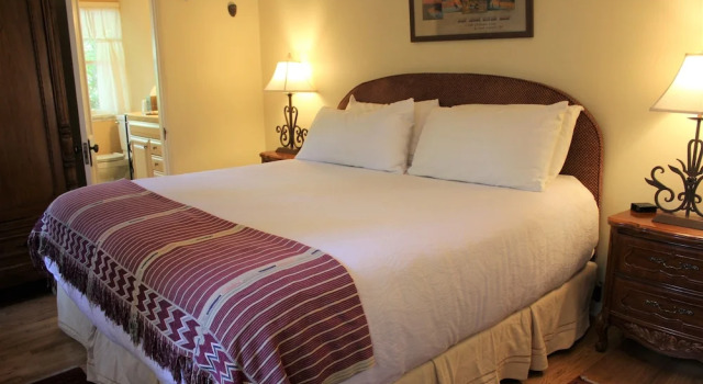 Коттедж с 2 комнатами Casa Blanca Inn and Suites