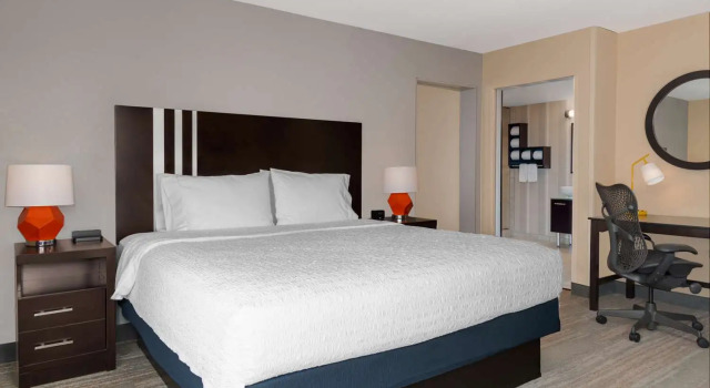 Люкс Hampton Inn & Suites Madison Downtown