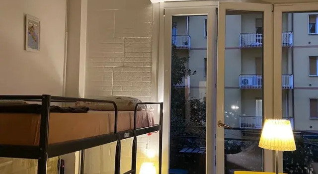Кровать в общем номере Europe Station Rooms