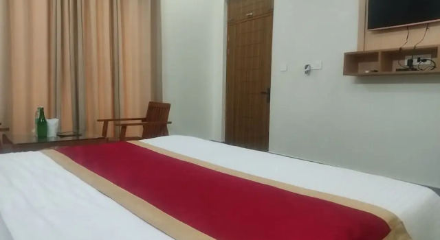 Great Tiger Resort, Rezerwuj Ośrodek wypoczynkowy Hotele w Uttarakhand z basenem, Basen