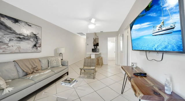Apartment 1 block from beach and shops, Rezerwuj Apartament Riviera Beach Palm Beach County