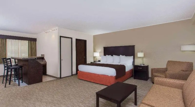 Номер Standard AmericInn by Wyndham Janesville