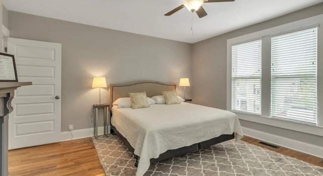 Коттедж с 2 комнатами Recently Renovated Home In The Heart Of Bellevue! 2 Bedroom Home by RedAwning