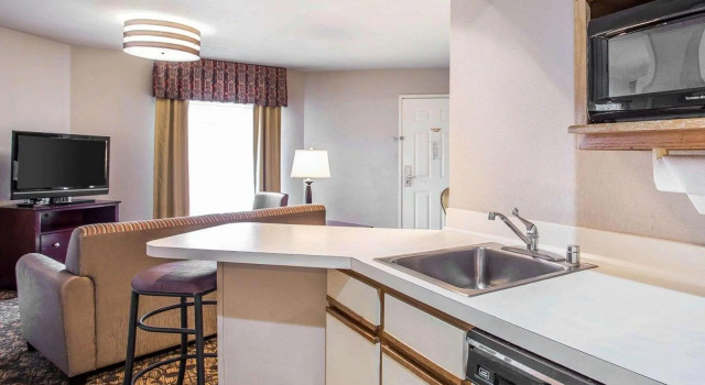Четырёхместный люкс Quality Suites Atlanta Buckhead Village North