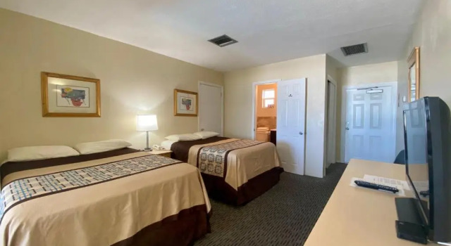 Четырёхместная студия oceanfront Palm Crest Resort Motel