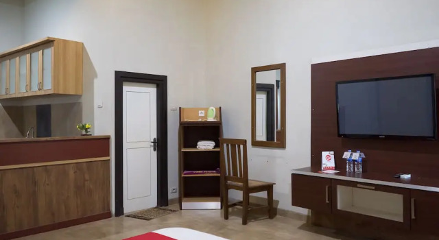 Люкс Deluxe OYO 1283 Guest House Loemajan