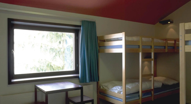 Кровать в общем номере Zermatt Youth Hostel