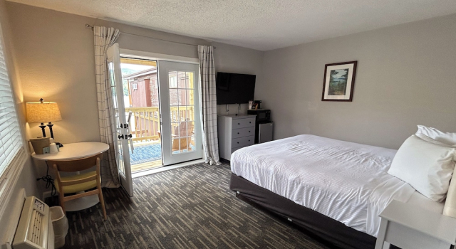 Двухместный номер Standard с балконом и с видом на озеро Park Lane Motel