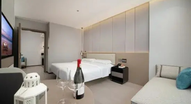 Люкс с 2 комнатами с балконом Luxi Anlun Hotel (Chengdu Guangfu Subway Station Luhu Ecological City)