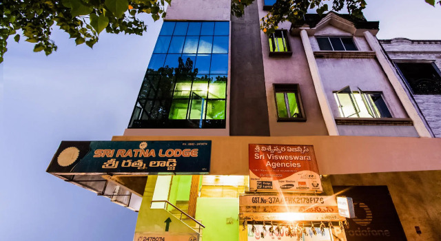 SPOT ON 60642 Sri Ratna Lodge, Book Hotel Rajahmundry 