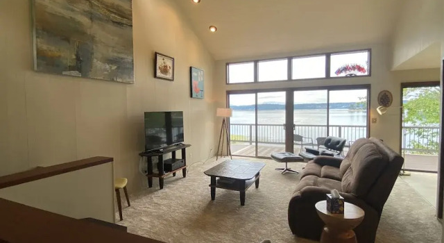 Коттедж PNW MCM 155ft Private Waterfront Gem on Raft Island w/Hot Tub 3 Bedroom Home by RedAwning