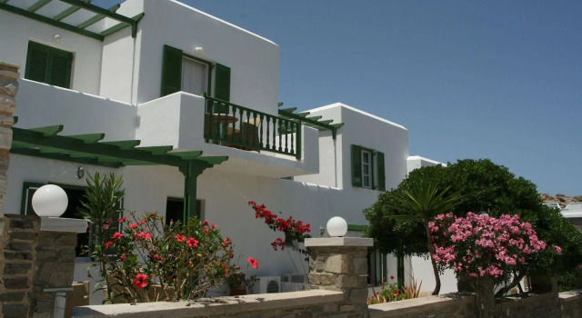 Adonis Hotel Studios & Apartments