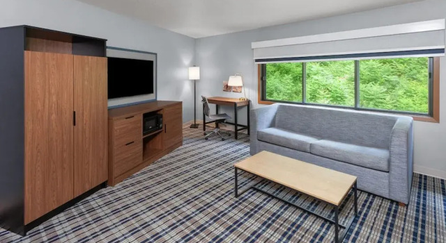 Четырёхместный номер Deluxe AmericInn by Wyndham West Salem